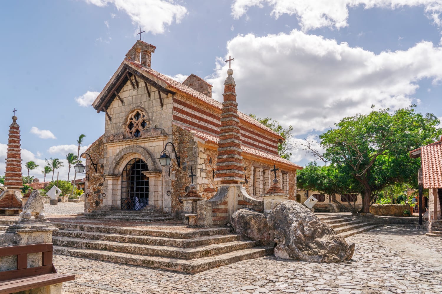 Ruta: ron, cuevas y un pueblo de coral – San Pedro, La Romana y Altos de Chavón